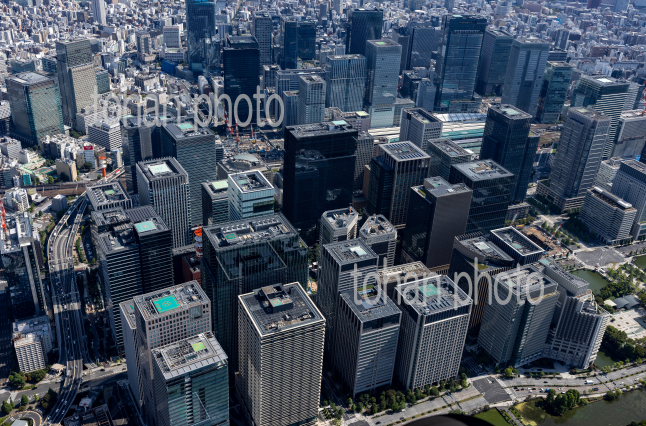 大手町のビル群と東京駅周辺