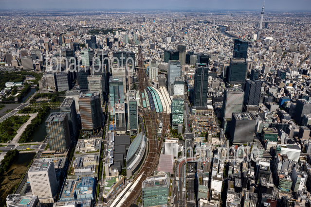 有楽町駅,丸の内のビル群と東京駅周辺