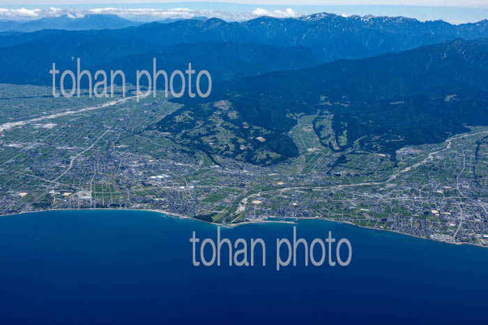 黒部市と魚津市の街並みと布施川,黒瀬川と北アルプスの山並み