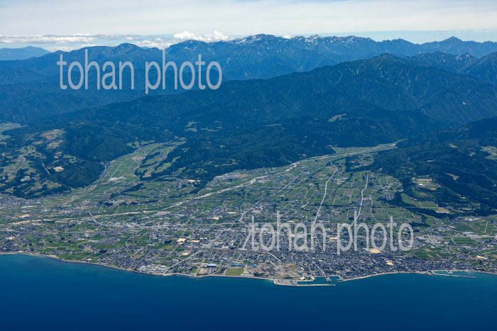 魚津市の街並みと北アルプス