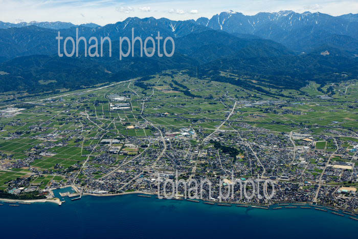 滑川市の街並みと北アルプス