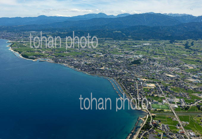 滑川市より魚津市の海岸線と街並み