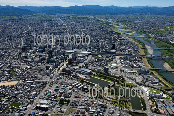 富岩運河環水公園(カナルパーク)と富山駅周辺の街並み
