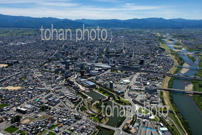 富岩運河環水公園(カナルパーク)と富山駅周辺の街並み
