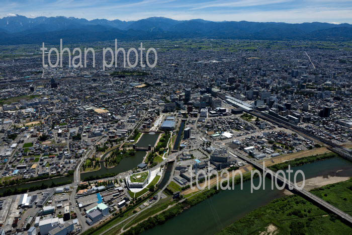 富岩運河環水公園(カナルパーク)と富山駅周辺の街並み
