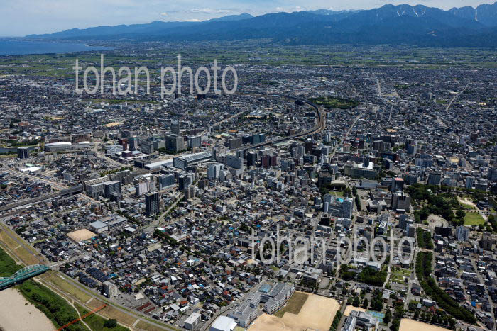富山駅と富山県庁周辺の街並み