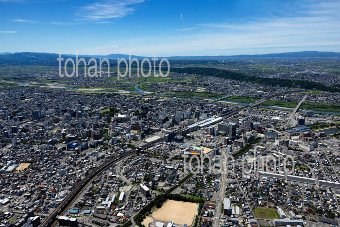 富山駅と富山県庁周辺の街並み