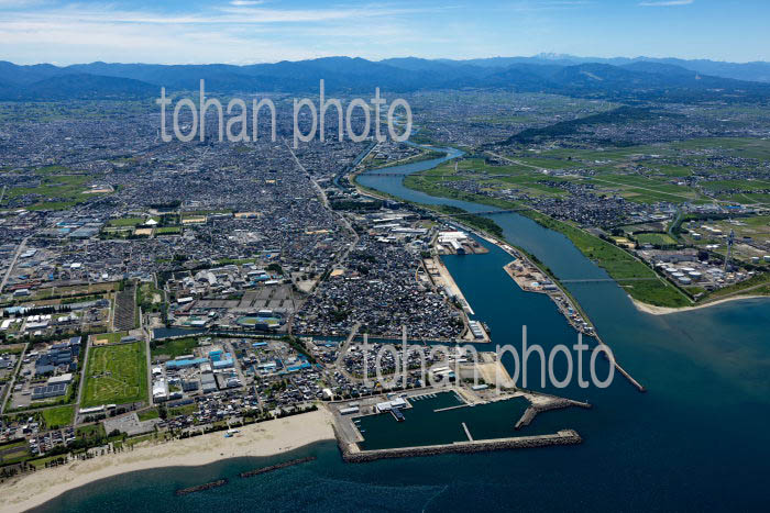 神通川河口より富山の街並みと富山平野