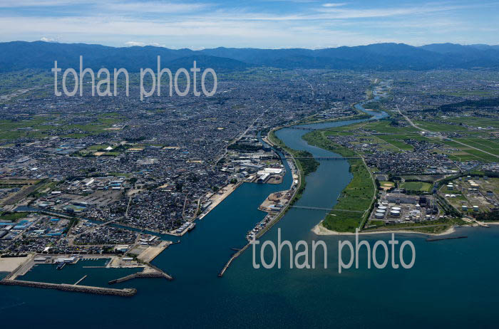 神通川河口より富山の街並みと富山平野