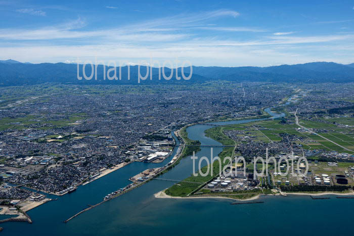 神通川河口より富山の街並みと富山平野