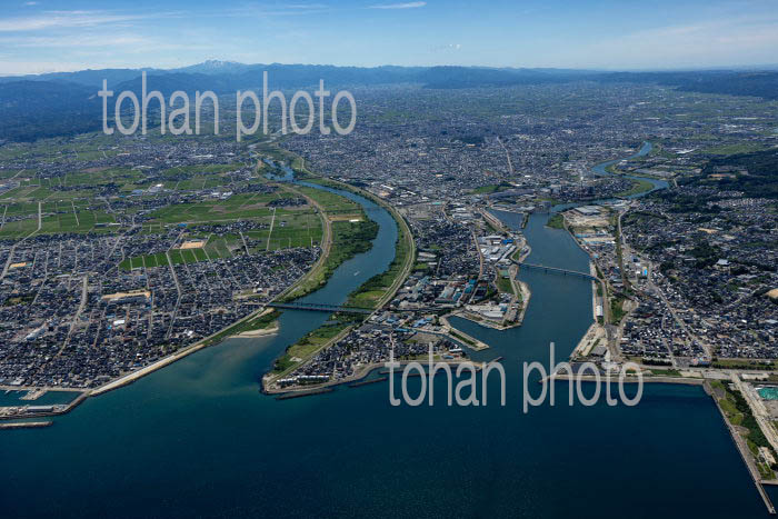 富山湾より小矢部川,庄川河口から高岡の街並み