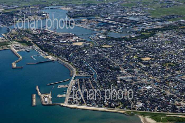 射水市庄川の黒い屋根の街並み