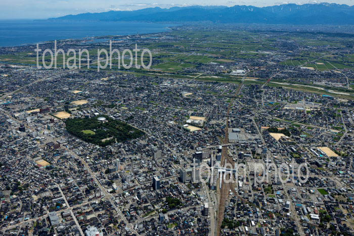 高岡駅と高岡古城公園周辺の街並み