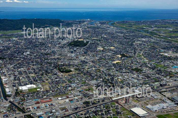 新高岡駅と高岡駅,高岡古城公園周辺の街並み