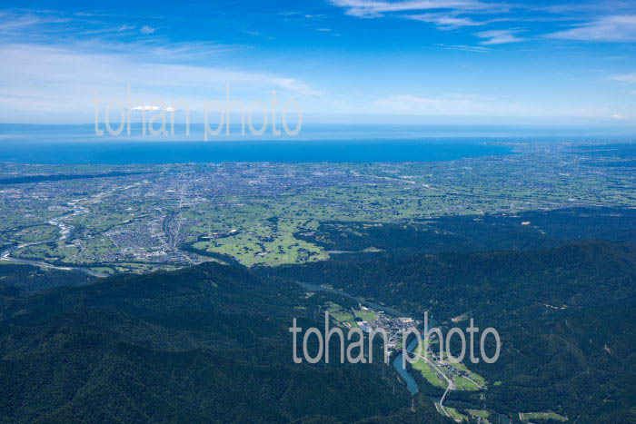 富山平野(神通川,楡原周辺より富山市街地と富山湾)