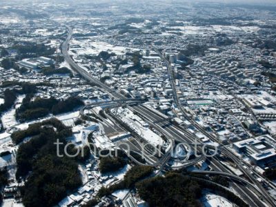 雪の影響で通行止めの第三京浜道路(都筑IC)付近-20130115