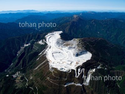 鳥形山頂の石炭石採掘地区より四国カルスト-高知