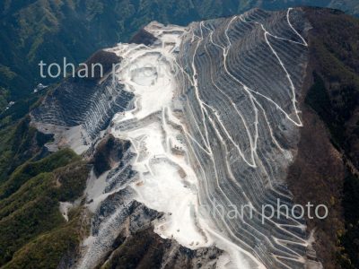 武甲山の石灰石採掘状況-埼玉