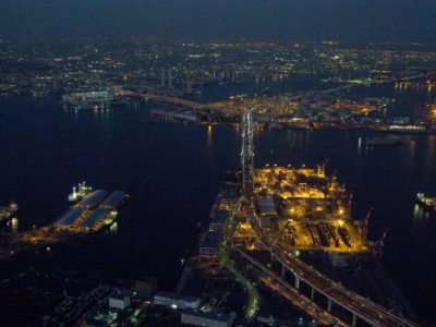 夕景の横浜ベイブリッジ(横浜市中区)