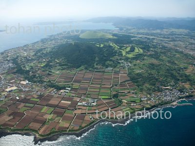 福江島(長手町の田んぼの模様と鬼岳,火ノ岳)-長崎